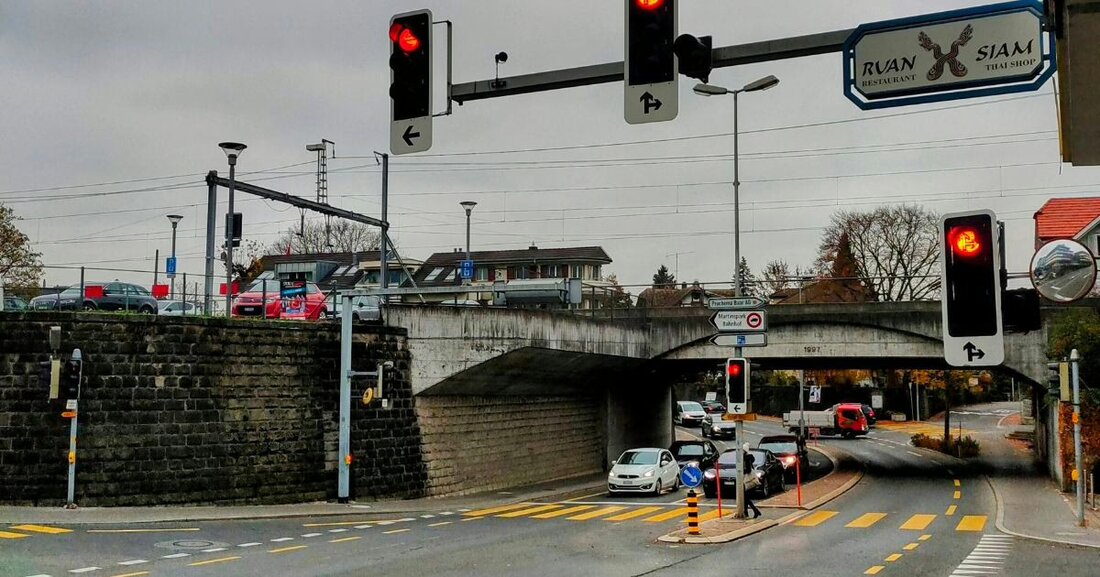 Die Lichtsignalanlage an der Kreuzung Neugasse/Falkenweg in Baar wird vom 19. bis 25. November 2024 erneuert.