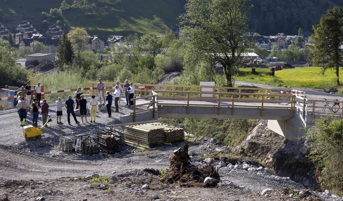 Die neue Buoholzbachbrücke wurde eingeweiht und ist künftig die einzige Zufahrt zu den Liegenschaften im Hochwasserschutzgebiet.