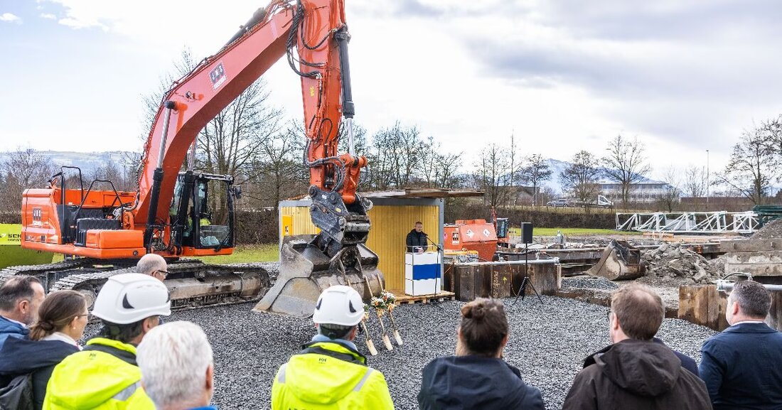 Baustart der neuen Durchgangsstation Steinhausen im Kanton Zug, um zusätzliche Kapazitäten für Asylsuchende bis Ende 2026 zu schaffen.