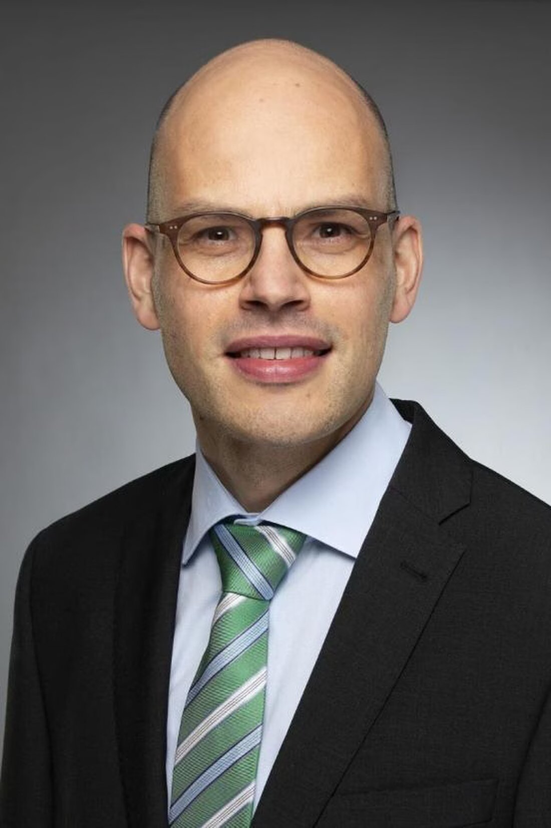 Dr. Simon Kleeb wird neuer Chef der Kantonalen Heilmittelkontrolle und Kantonsapotheker im Kanton Zürich, Nachfolger von Stefan Burkard.
