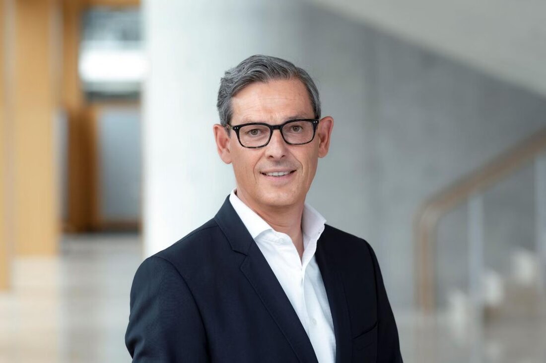 Dr. Beat Schwab übernimmt die Staatsvertretung im Verwaltungsrat der Flughafen Zürich AG, um wichtige Immobilienkompetenz zu sichern.
