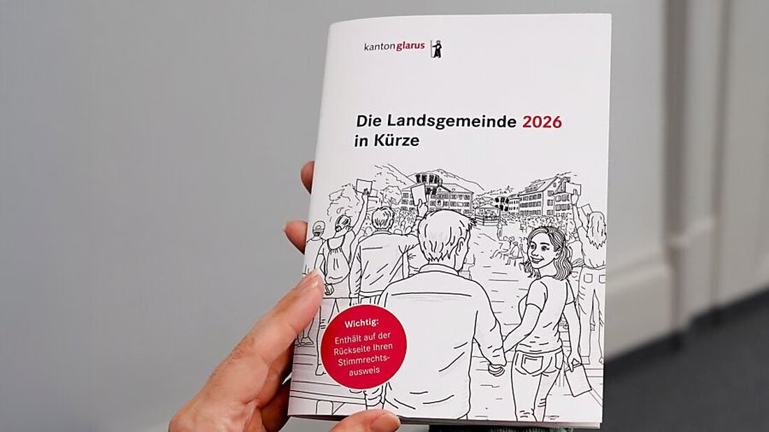 Der Kanton Glarus informiert Stimmberechtigte künftig einfacher über die Landsgemeinde. Broschüren mit wichtigen Infos erscheinen 2026.