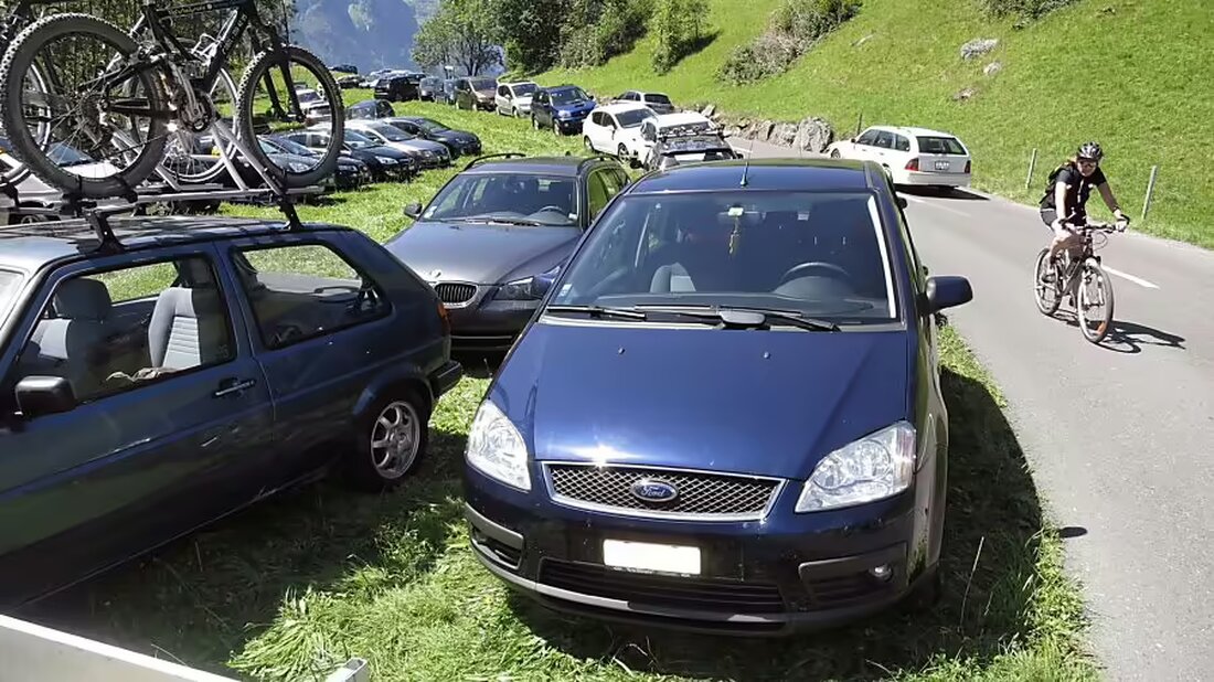 Regierungsrat Glarus plant ein touristisches Nutzungskonzept basierend auf der Tourismusstrategie 2030+ zur besseren Besucherlenkung.
