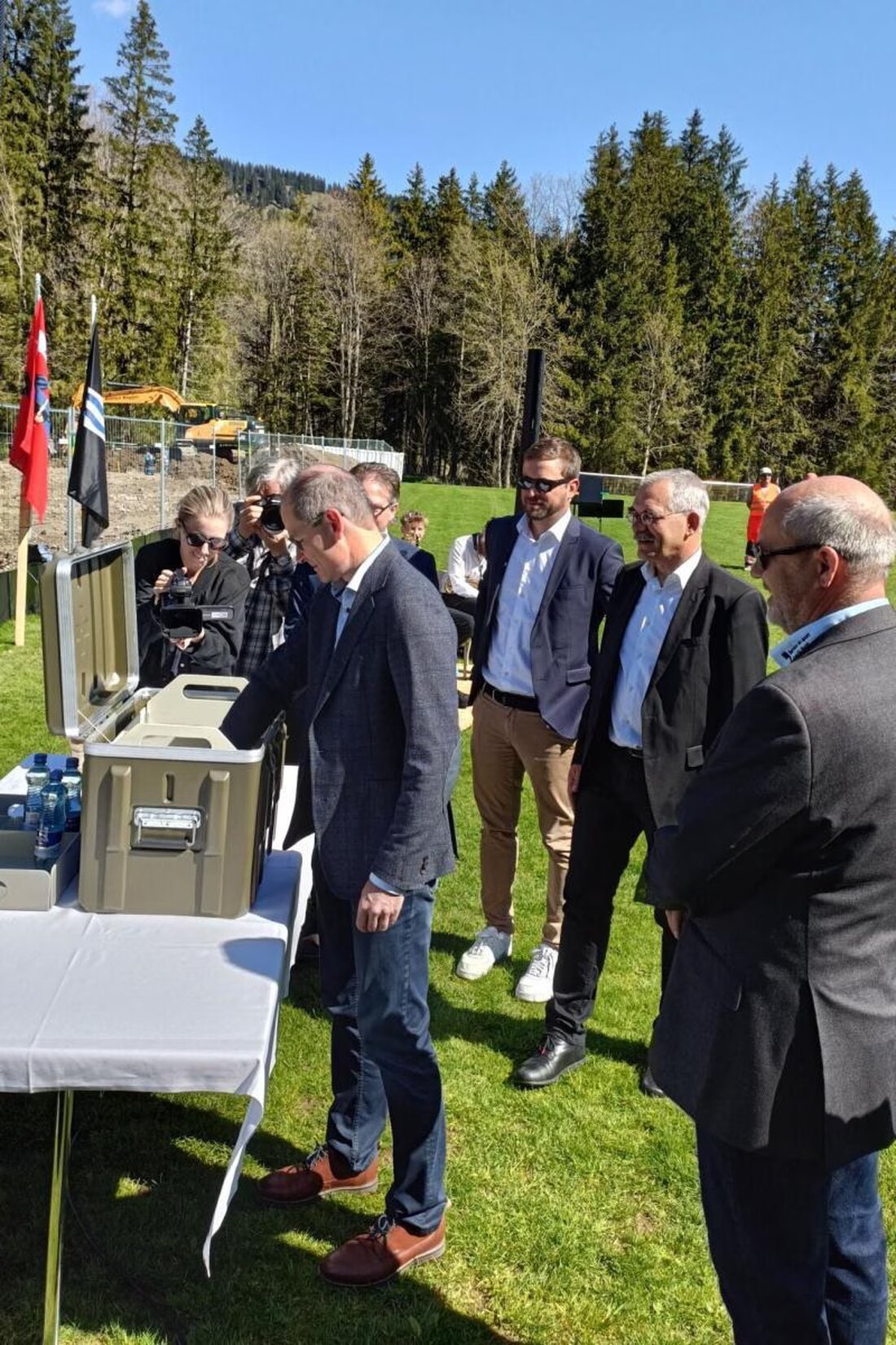 Am Mittwoch wurde der Grundstein für die neue Dreifachsporthalle am Campus Schwarzsee gelegt, ein umweltfreundliches Projekt für nachhaltigen Sport.