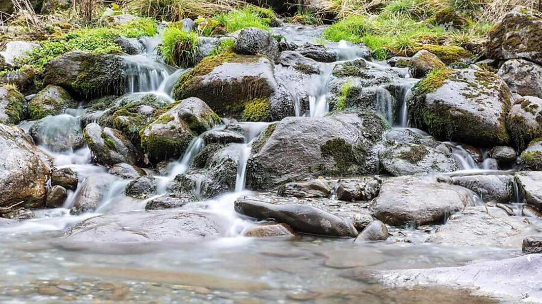 Der Glarner Regierungsrat plant ein neues Wassergesetz, das Wasserbau, Rechte und Zuständigkeiten reformiert, um Rechtssicherheit zu schaffen.