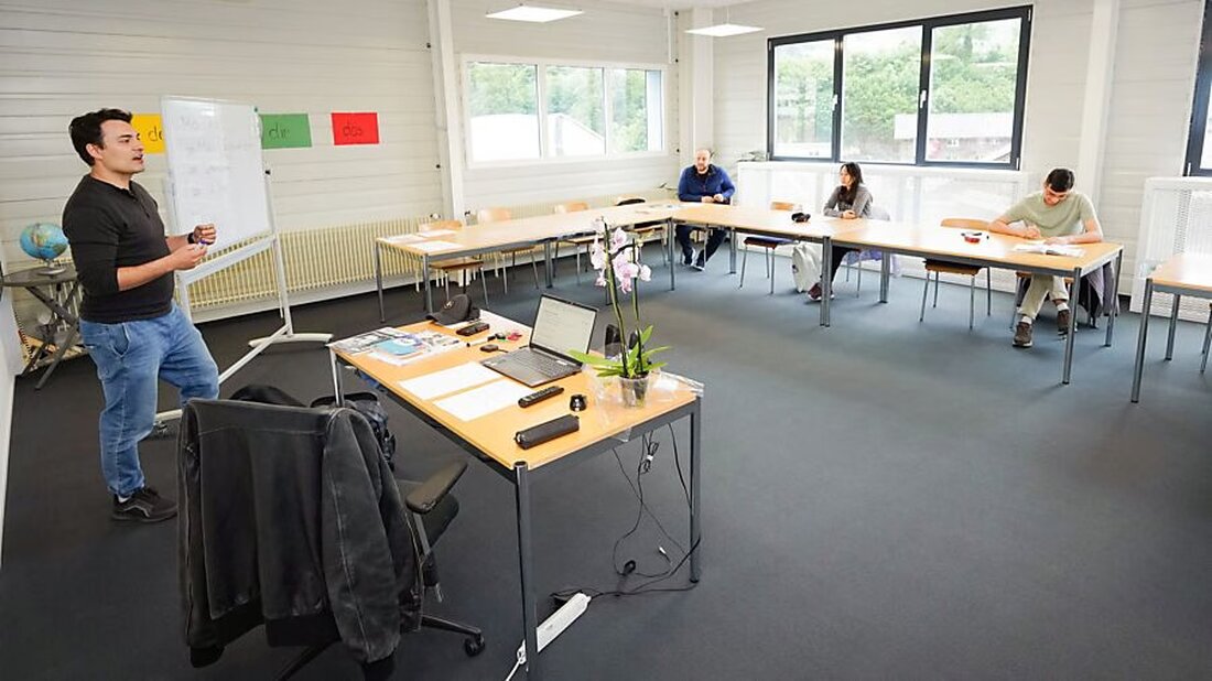 Glarus eröffnet neue Räumlichkeiten für die Integrationsstelle Flüchtlinge in Ennenda, fördert Sprachkurse und berufliche Integration.