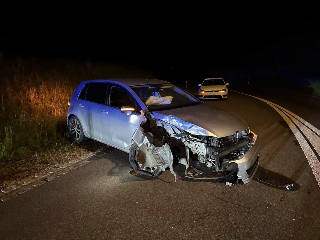 Neulenker prallt in Hausen gegen Strassenlampe. Glücklicherweise blieb der Fahrer unverletzt, das Auto jedoch total beschädigt.