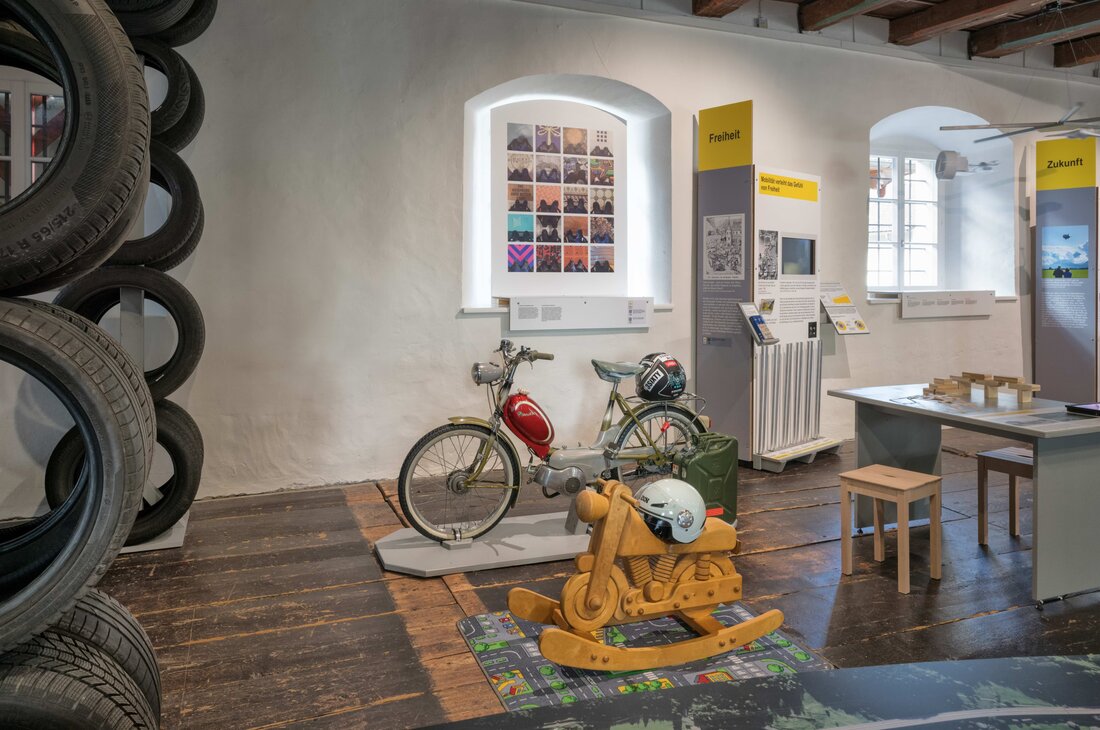 Am 28. März 2025 eröffnet das Nidwaldner Museum die Ausstellung «Meilensteine. Mobilität und wir» in Stans. Entdecken Sie die Entwicklung der Mobilität in Nidwalden und reflektieren Sie über deren Auswirkungen auf Gesellschaft und Umwelt. Besuchen Sie die interaktive Ausstellung bis zum 2. November 2025.
