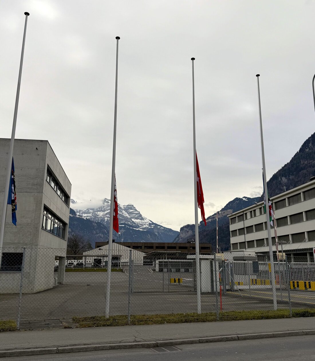 Die Nidwaldner Regierung zeigt Anteilnahme nach dem Brand in Crans-Montana, Fahnen auf Halbmast als Zeichen der Solidarität.