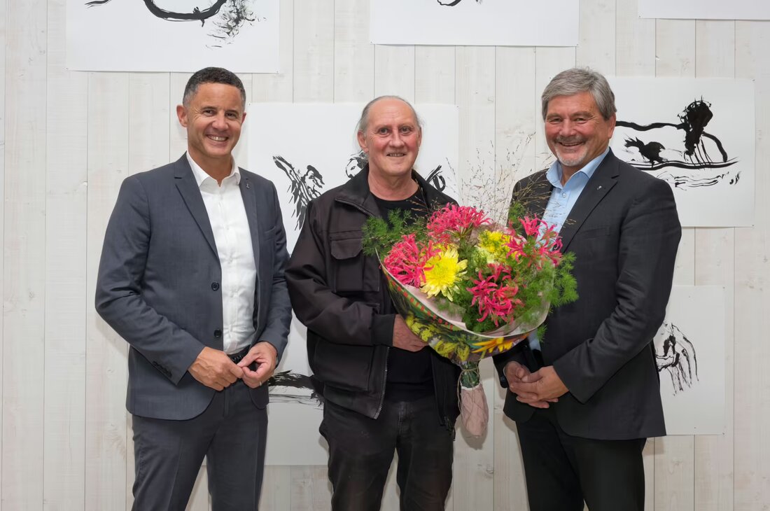 Paul Lussi gewinnt den Unterwaldner Preis für Bildende Kunst 2023 mit seinen eindrucksvollen Tuschezeichnungen über existenzielle Themen.
