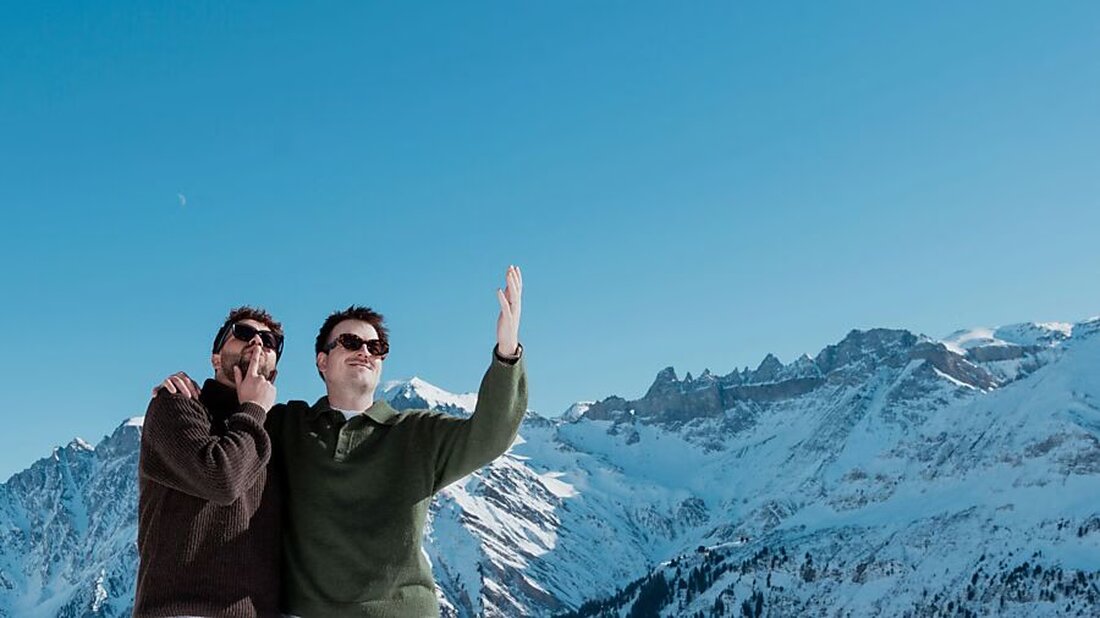 Noah Bachofen, Social-Media-Star aus Glarus, präsentiert die Vielfalt des Glarnerlands in der Kampagne «Echt sagenhaft». Start: 26. März 2025.