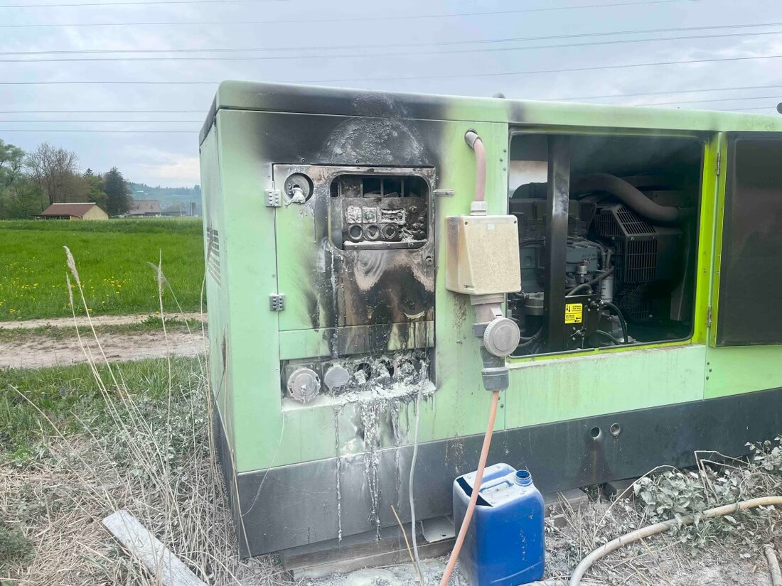 Am Sonntag, 13. April 2025, brach an der Tankgrabenstrasse in Benken ein Brand eines Notstromaggregats aus. Ein technischer Defekt gilt als Ursache.