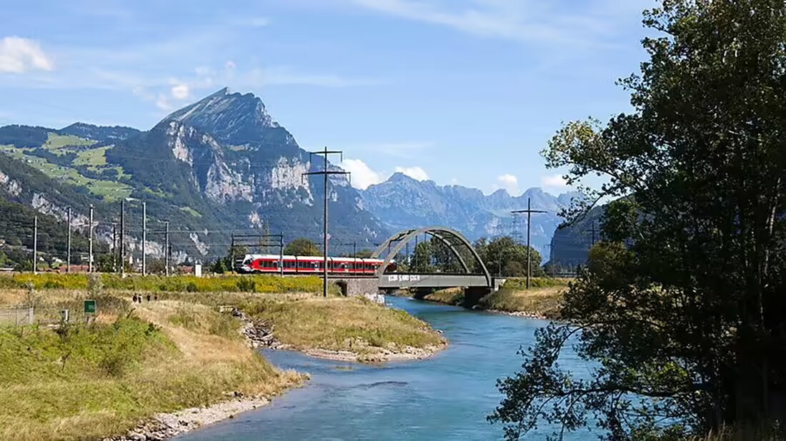 Das Departement Bau und Umwelt informiert über neue Mobilitätslösungen, um die Hauptverkehrsachse durch ÖV-Nutzung zu entlasten.
