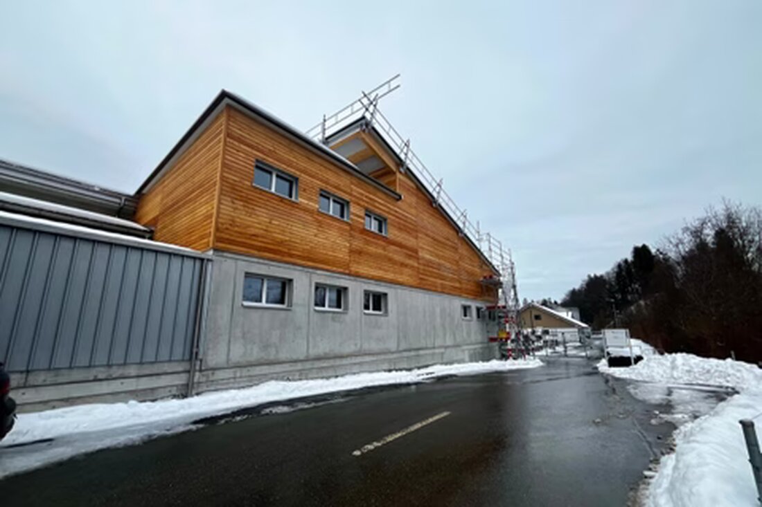 Der Ökohof Appenzell hat seine Erweiterung erfolgreich abgeschlossen, um Lagerfläche und Sicherheit zu verbessern. Die neuen Räume fördern Effizienz und erfüllen wachsende Anforderungen.