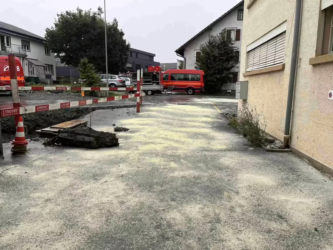 Am 01.10.2024 traten in Diepoldsau nach einem Unfall bei Transportarbeiten 400 Liter Öl aus einem Trafo aus. Umwelt blieb unversehrt.