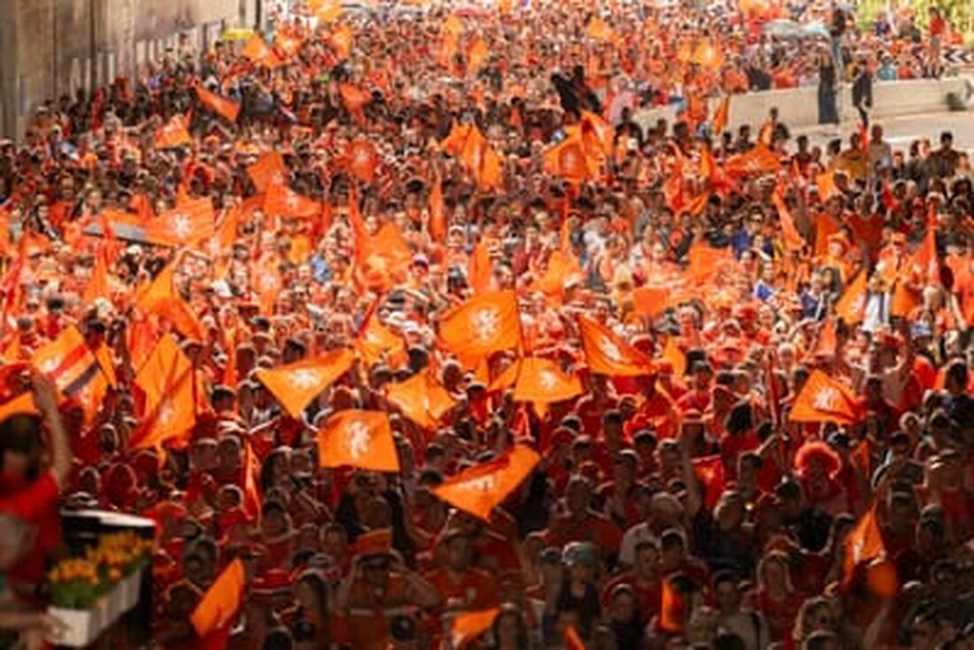Rund 10'000 niederländische Fans verwandelten Basel orange und feierten vor dem Gruppenspiel gegen Frankreich mit Gesängen und Paraden.