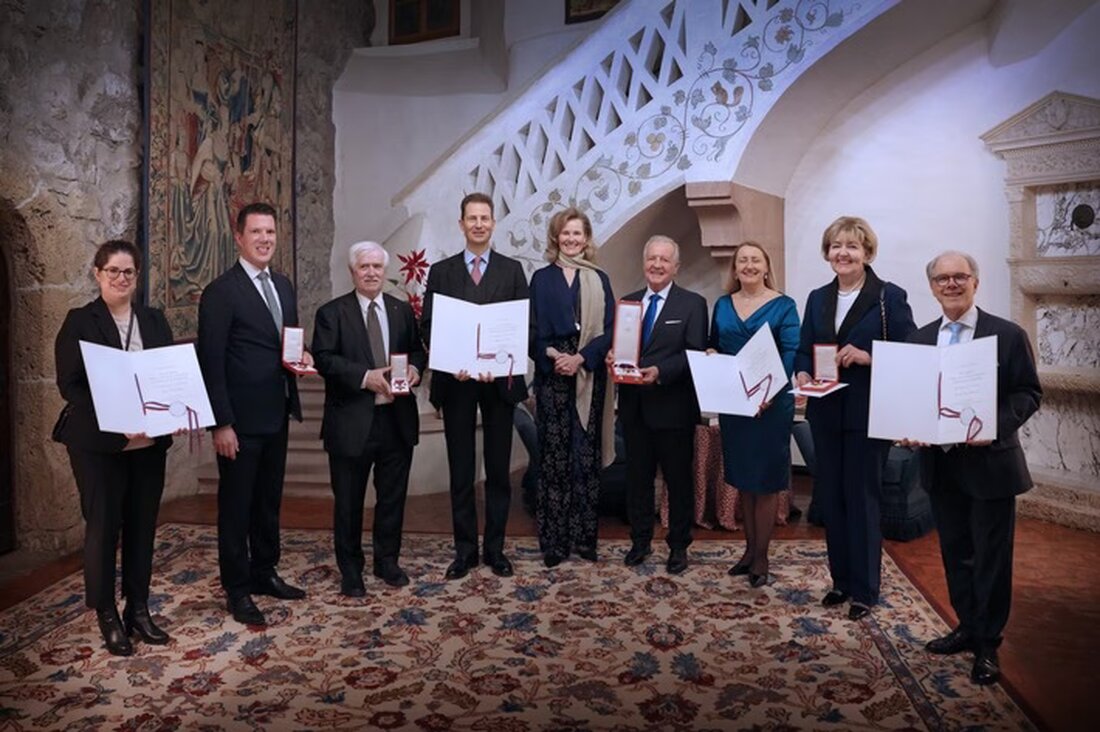 Erbprinz Alois verleiht am 22. Dezember 2025 in Schloss Vaduz bedeutende Auszeichnungen an Persönlichkeiten für ihre Verdienste.