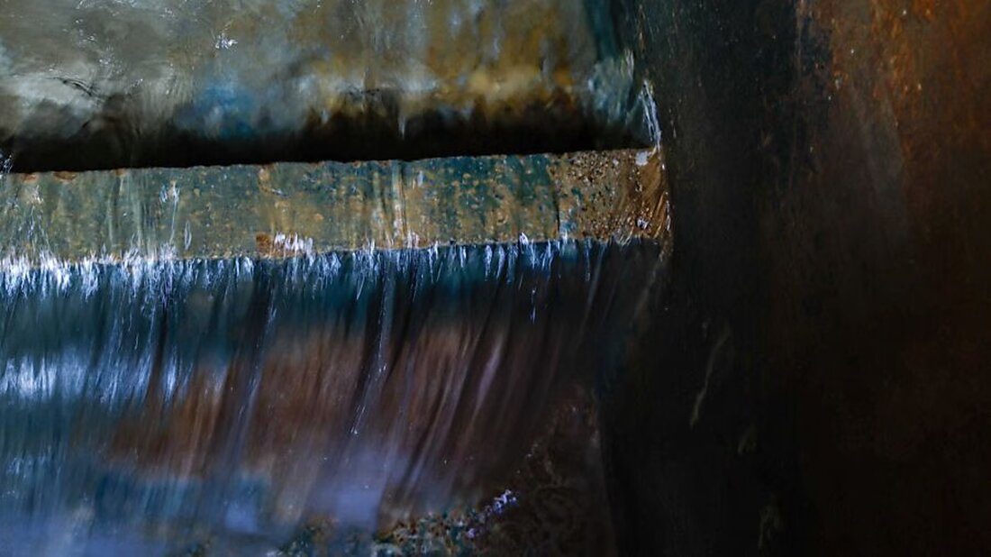 Erste Messungen weisen PFAS in den Böden des Glarnerlandes nach. Erweiterte Untersuchungen zur Belastung starten.