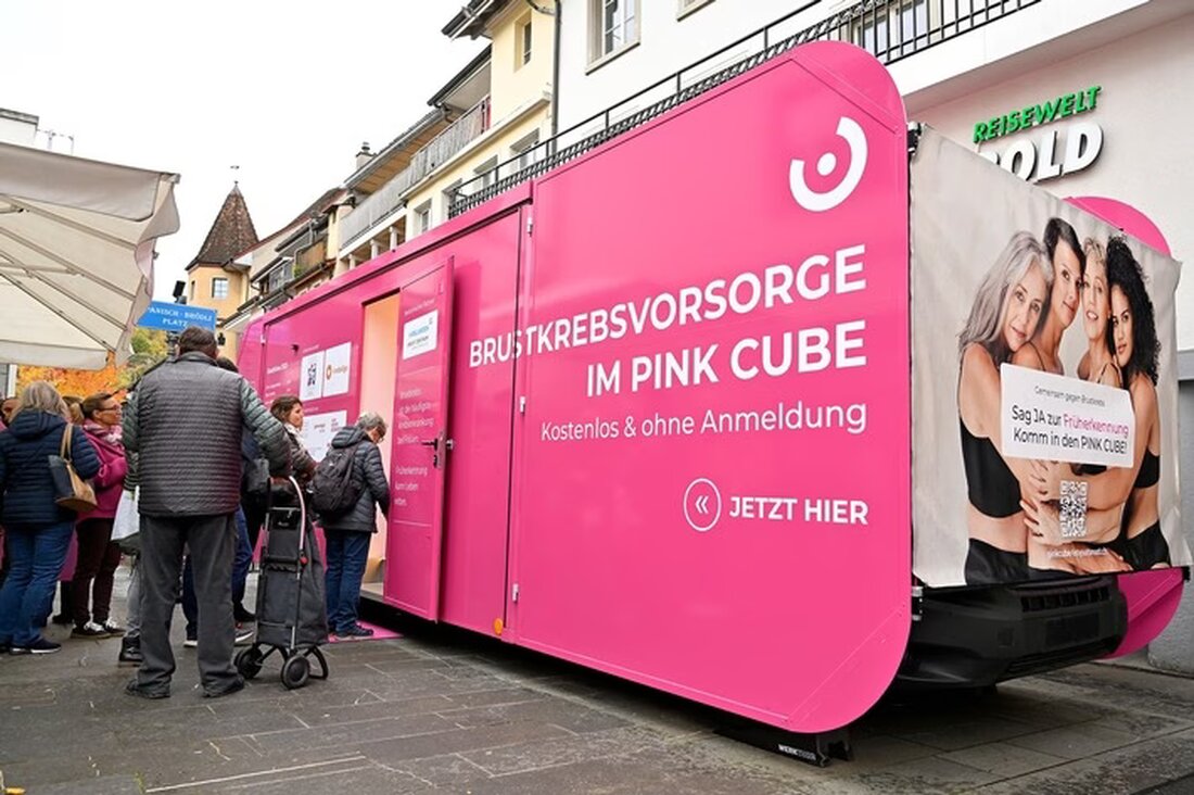 Am 25. Oktober 2025 bietet der PINK CUBE in Baden kostenlose Brustkrebsvorsorge und Beratungen auf dem Schlossbergplatz an.