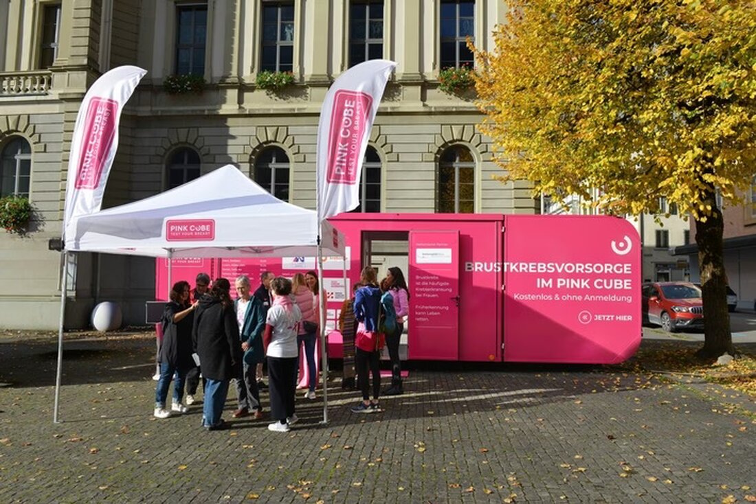 Am 11. Oktober 2025 informiert der PINK CUBE auf dem Rathausplatz in Glarus über Brustkrebsvorsorge und bietet kostenlose Untersuchungen.
