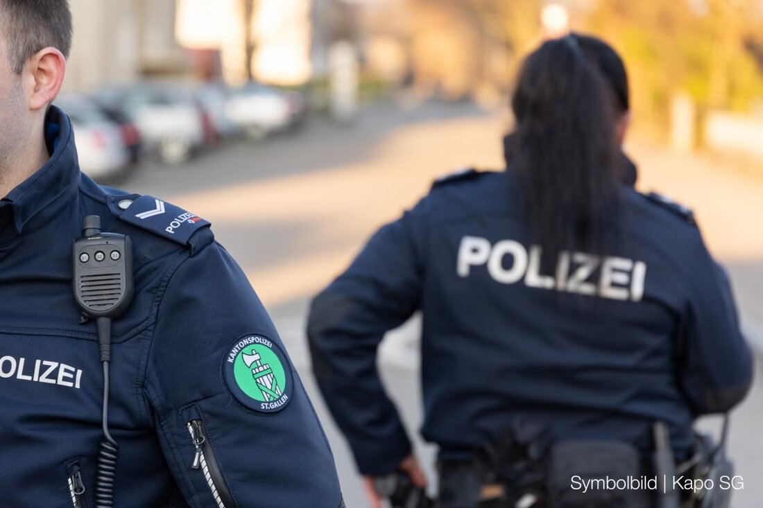 Zwei maskierte Männer rauben einen 21-Jährigen an der Kiesfangstrasse in Grabs aus. Zeugen und Hinweise gesucht.