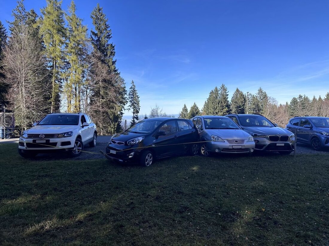 Am 4. November 2025 kam es in Gais zu einer Kollision auf einem Parkplatz. Eine 61-Jährige verursachte erhebliche Sachschäden.