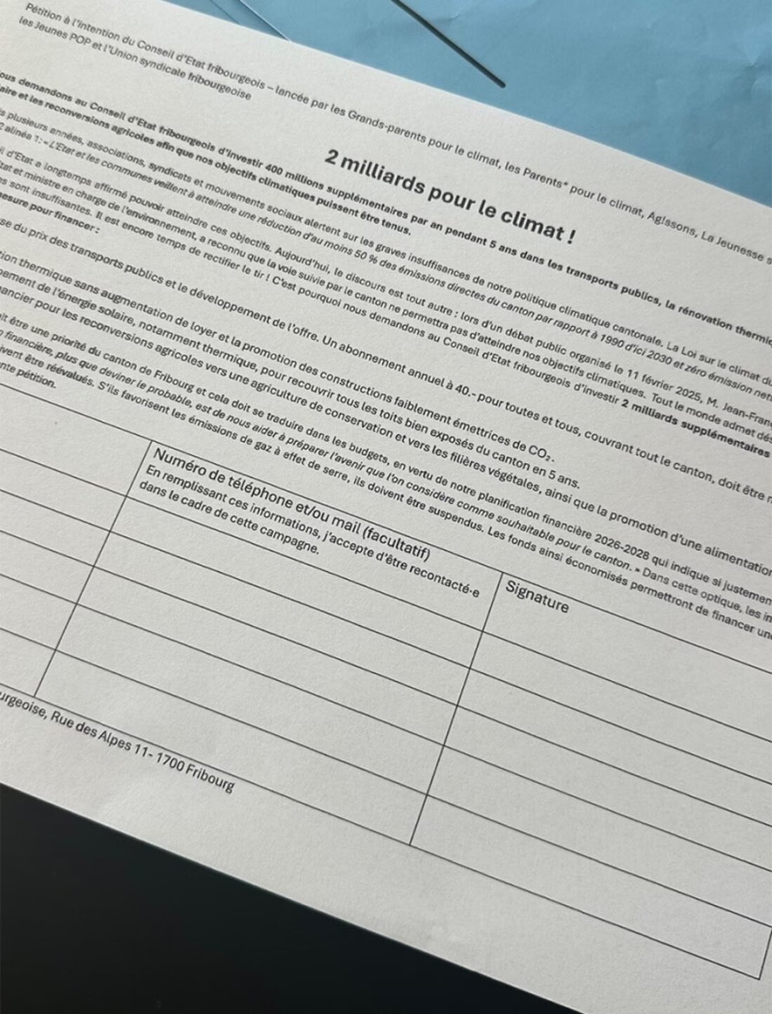 In Freiburg hat eine engagierte Bürgerinitiative eine mutige Petition mit 1.000 Unterschriften eingereicht, die den Staatsrat auffordert, fünf Jahre lang jährlich 400 Millionen Euro zusätzlich in den öffentlichen Verkehr, die energetische Sanierung von Gebäuden, die Solarenergie und die Umstellung der Landwirtschaft zu investieren. Ziel ist es, die Klimaziele zu erreichen und somit einen entscheidenden Beitrag zum Umweltschutz zu leisten. Die Petition trägt den kraftvollen Titel „2 Milliarden für den Klimaschutz!“ und steht im Zeichen des dringenden Handlungsbedarfs in der Region. Die Unterzeichner sind überzeugt, dass diese finanziellen Mittel notwendig sind, um nachhaltige Veränderungen einzuleiten und die Lebensqualität im Freiburger Raum &hellip;