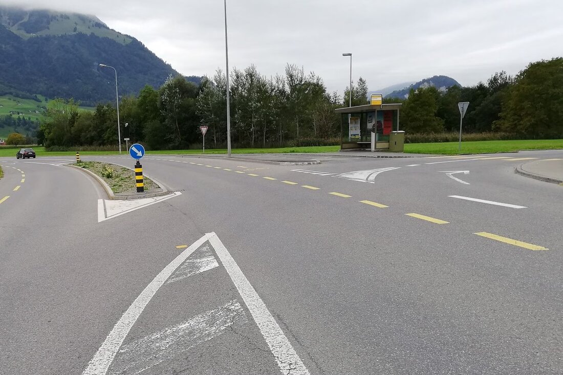 Die Bushaltestelle bei den Pilatus Flugzeugwerken wird verlegt, um Verkehrssicherheit und -fluss zu verbessern.