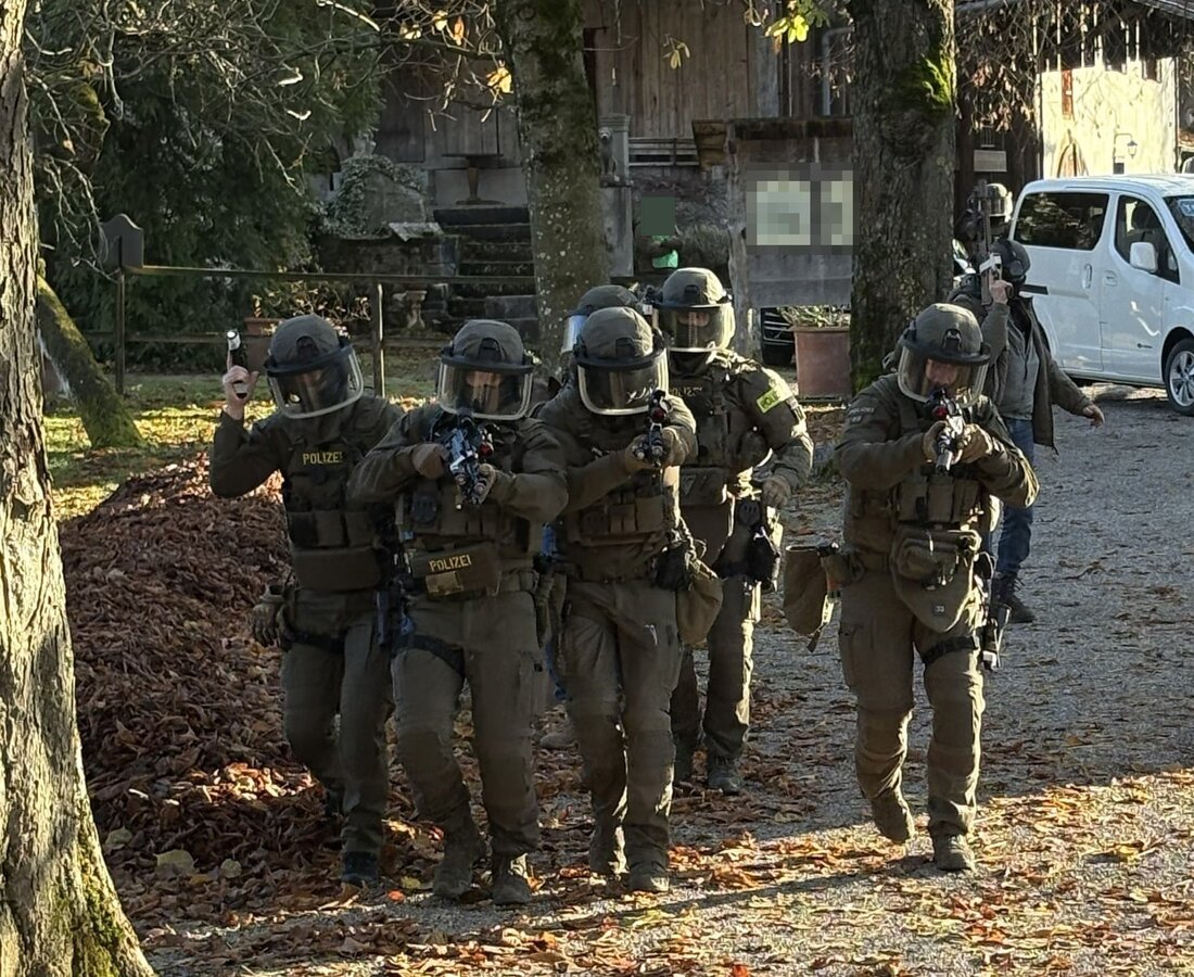 Polizeikorps aus Thurgau, Tessin und Zug trainieren gemeinsam eine Geiselnahme. Ziel: Effiziente interkantonale Einsatzkoordination.