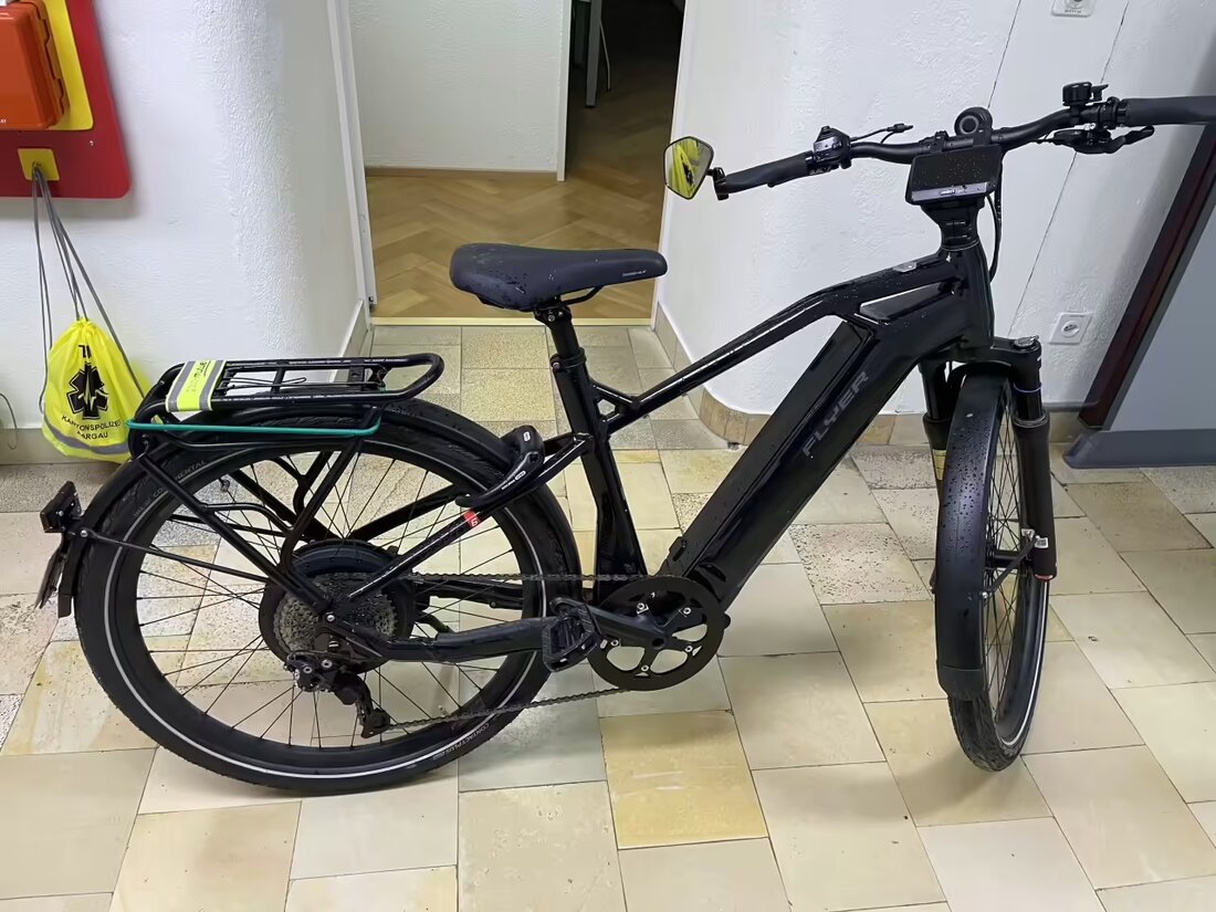 Ein flüchtiger Mann auf E-Bike wurde in Aarau festgenommen. Polizei sucht den rechtmäßigen Eigentümer des entwendeten Rades.