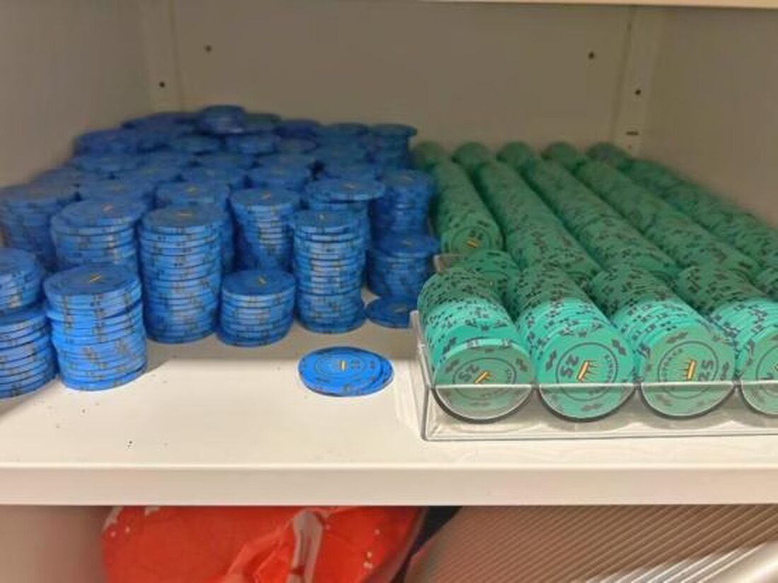 Die Polizei Zürich kontrollierte ein illegales Geldspiellokal in Dietikon, sicherte Waffen und Bargeld und stellte mutmaßliche Gesetzesverstöße fest.