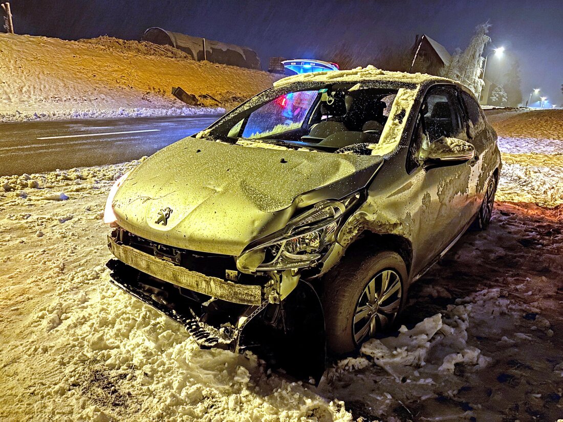 In Sitterdorf verunfallte eine alkoholisierte 25-Jährige mit ihrem Auto. Trotz Sachschaden blieb sie unverletzt.