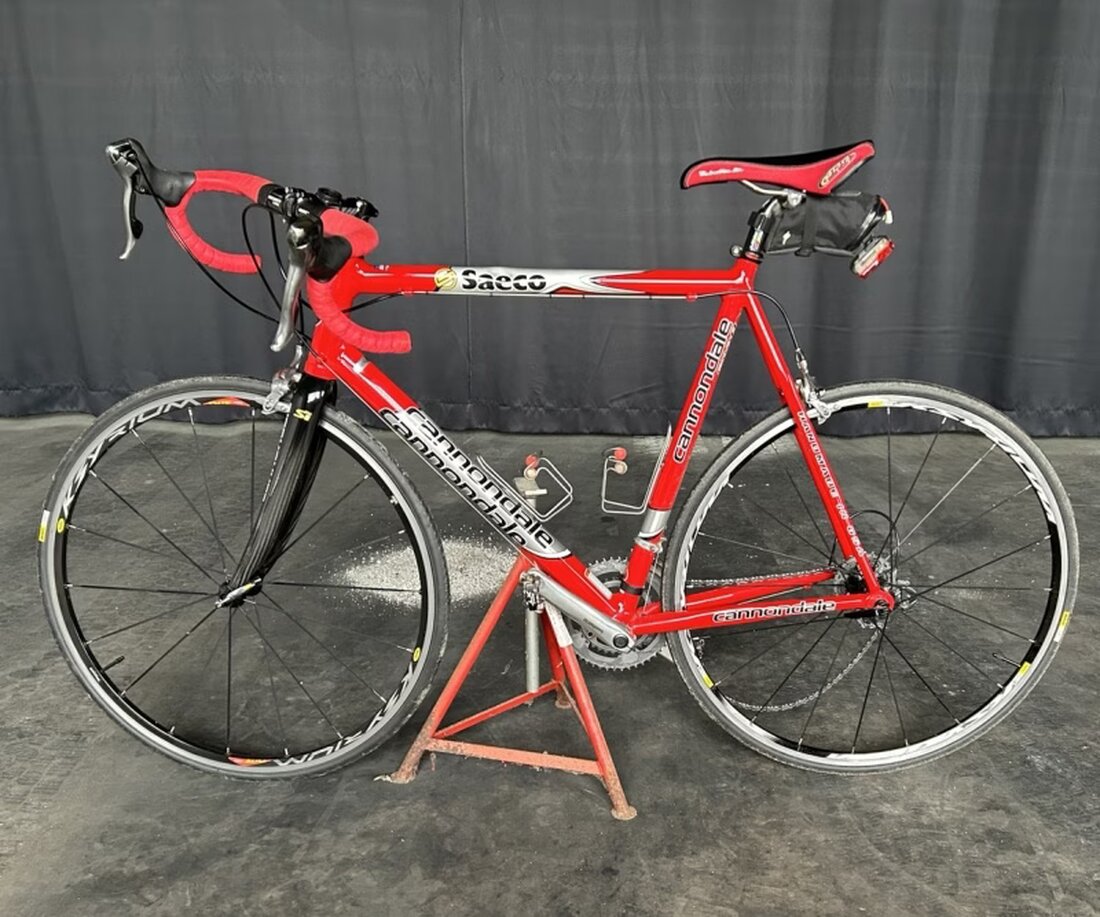 Ein Radfahrer wurde in Gurwolf bei einem Unfall mit einem Auto verletzt. Die Kantonspolizei sucht den flüchtigen Fahrer.