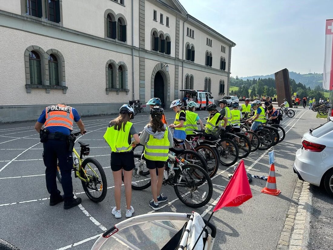 Sechstklässler im Appenzeller Mittelland bestehen die Radfahrerprüfung in Teufen mit herausragenden Leistungen und sicherem Umgang im Verkehr.
