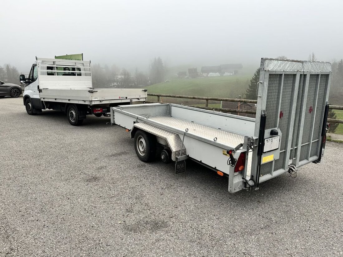 Am 10. November 2025 löste sich ein Rad von einem Anhänger in Bühler, was zu einem Verkehrsunfall führte. Sachschaden, keine Verletzten.