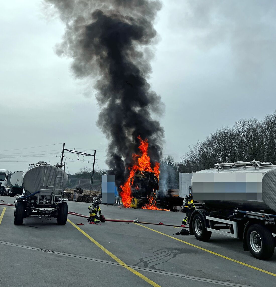 In Sulgen brannte ein Lastwagen komplett aus. Verletzt wurde niemand, die Ursache des Brandes ist noch unklar.