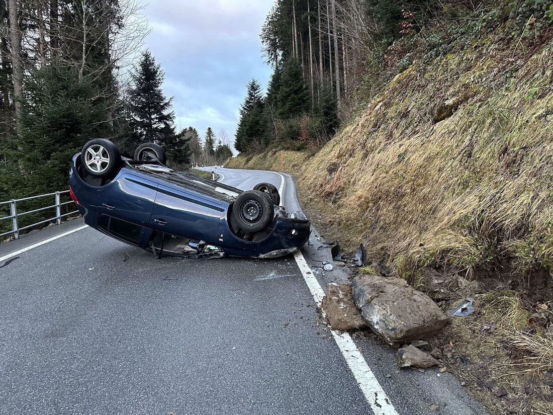 Am 27. Februar 2025 verunglückte ein Autofahrer in Reute, überschlug sich und landete auf dem Dach. Strecke für 2 Stunden gesperrt.
