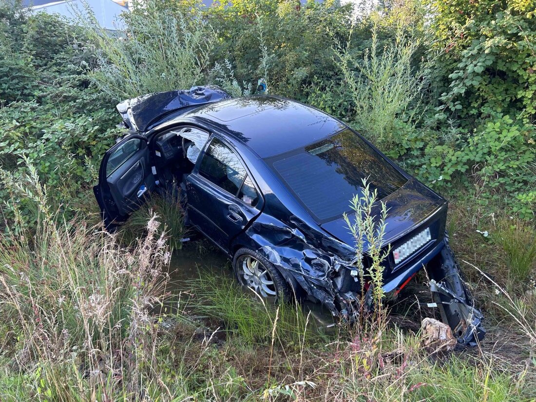 Ein 23-Jähriger verursachte in Villmergen einen Selbstunfall, collided mit mehreren Objekten, blieb jedoch leicht verletzt.