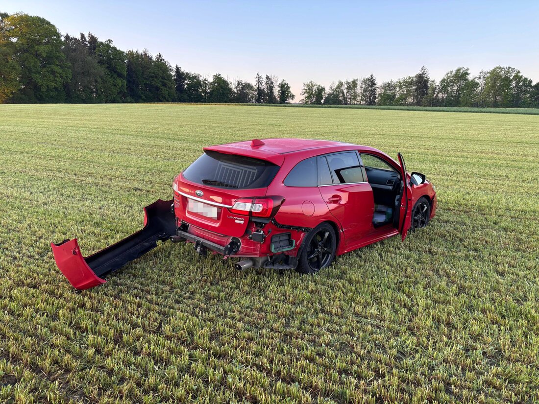 In Bürglen wurden drei Männer nach einer Flucht vor der Polizei festgenommen. Der Fahrer, ein 34-jähriger Algerier, war fahrunfähig und hatte ein gestohlenes Auto. Die Kantonspolizei Thurgau sucht Zeugen.