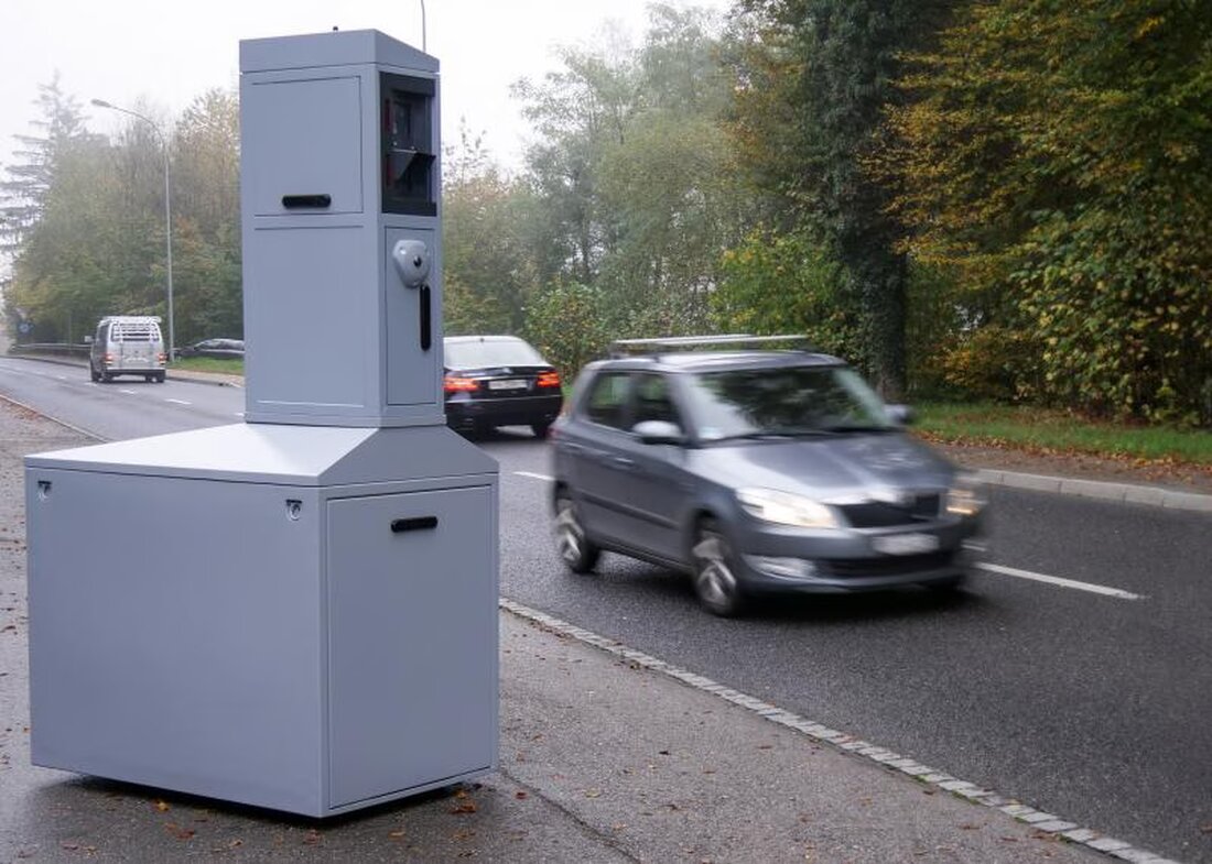 Ein 20-jähriger Motorradfahrer wurde in Romont mit 110 km/h in einer 50er-Zone geblitzt und angezeigt. Via Sicura-Fall.