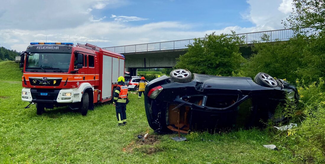 Ein Autofahrer verunfallte schwer in Amlikon-Bissegg, nachdem er sich einer Kontrolle entzogen hatte. Zeugen gesucht.