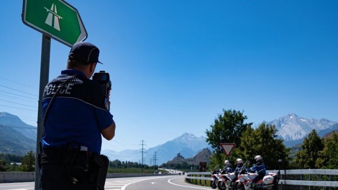 Im Wallis wurden seit April 2025 mehrere Raserdelikte und Kabotagefälle registriert. Polizei ergreift Maßnahmen gegen Verkehrssünder.