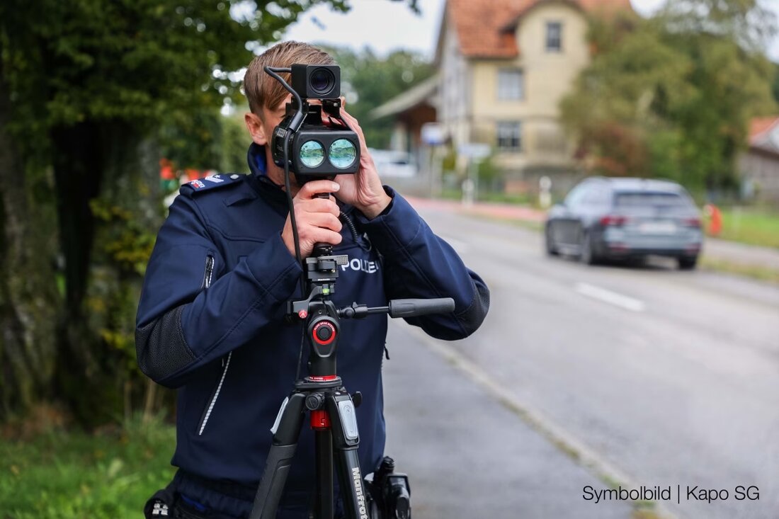 Am 27.06.2025 stoppte die Kantonspolizei St.Gallen einen 19-jährigen Motorradfahrer, der innerorts mit 120 km/h fuhr und flüchtete.