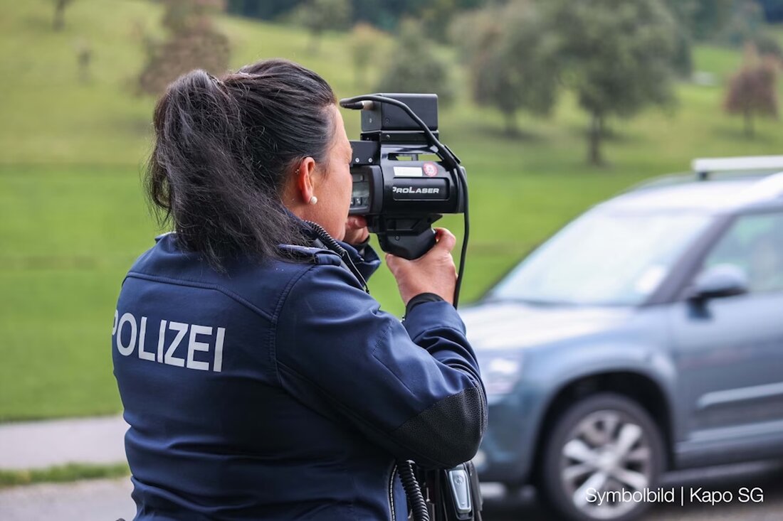 Kantonspolizei St.Gallen stoppt zwei Raser in Ricken und Oberbüren; Führerausweise sofort entzogen. Geschwindigkeitskontrollen am 18.07.2025.