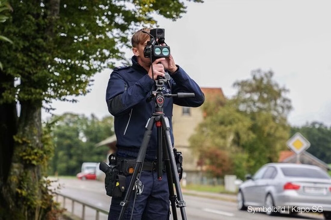 Am Sonntag wurde ein 32-jähriger Schweizer mit 154 km/h auf der Hauptstrasse angehalten, der Fahrausweis sofort entzogen.