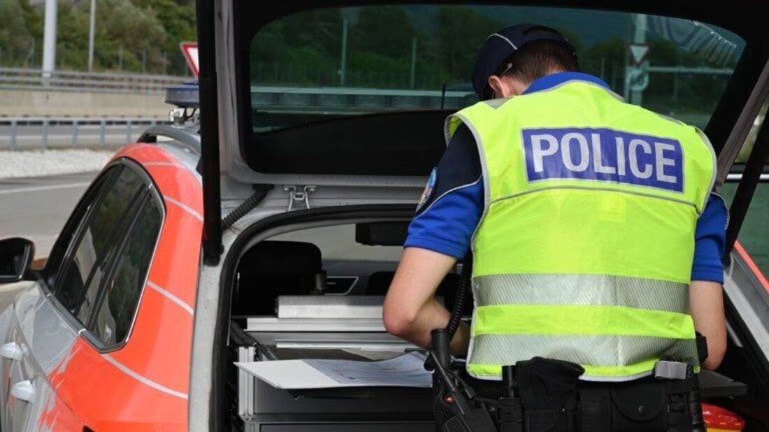 Ein 87-jähriger Autofahrer raste am 23. November 2025 in Bovernier mit 148 km/h auf einer 80 km/h Strecke. Führerausweis entzogen.