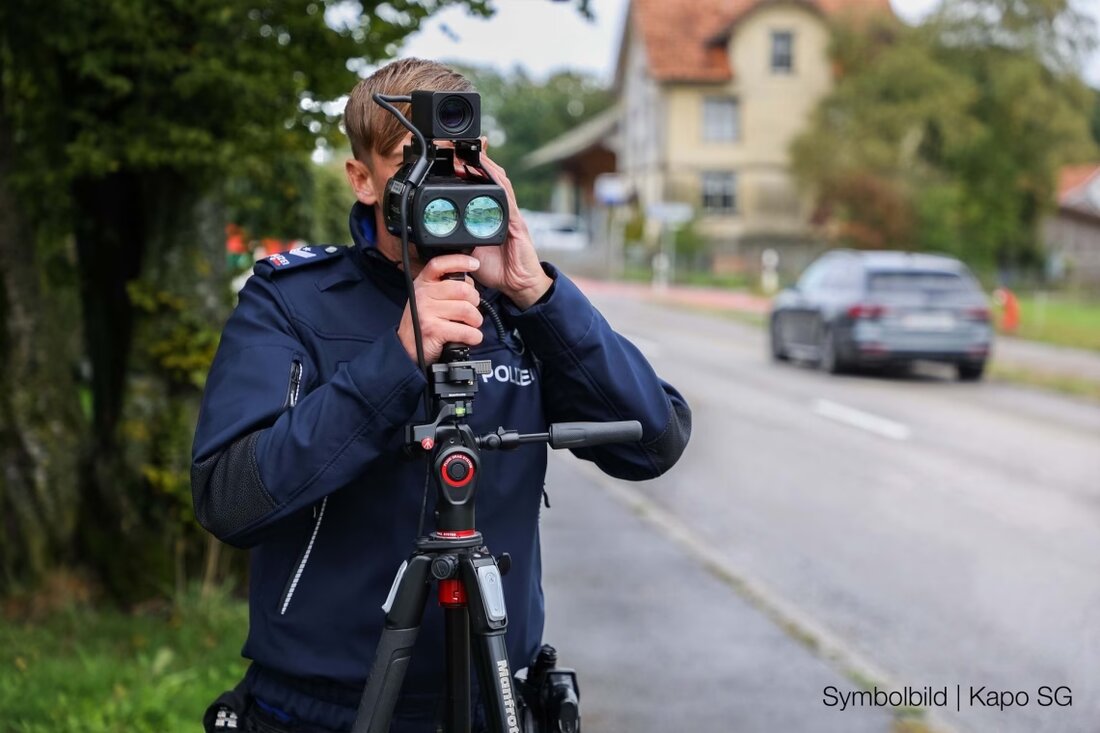 Die Kantonspolizei St.Gallen stoppt einen 18-jährigen Raser bei 148 km/h auf einer 80er-Zone und nimmt ihm den Lernfahrausweis.