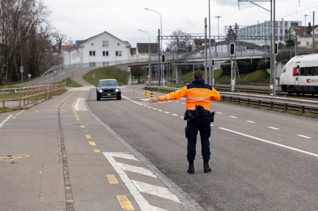 Kantonspolizei St.Gallen misst Geschwindigkeiten in Altstätten und Rheineck; 17-Jähriger flieht vor Kontrolle.