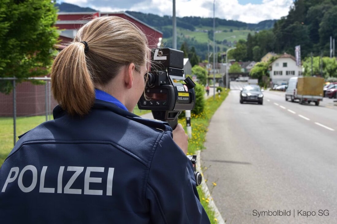 In der Nacht vom 26.07.2025 entzogen Kontrolleure der Kantonspolizei St.Gallen mehreren Verkehrsteilnehmenden die Führerausweise wegen Geschwindigkeitsüberschreitungen und Alkohol am Steuer.