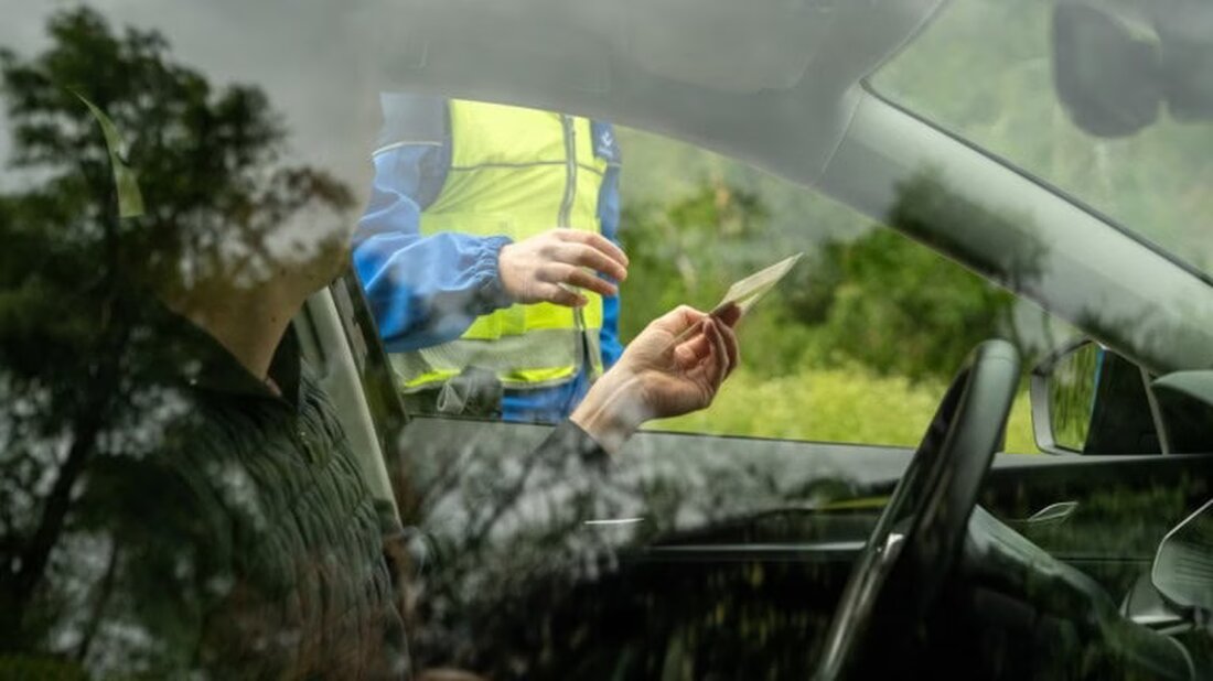 Die Kantonspolizei Wallis verstärkt ihre Maßnahmen gegen Verkehrsdelikte im Unterwallis mit gezielten Kontrollen und neuen Raserdelikten.